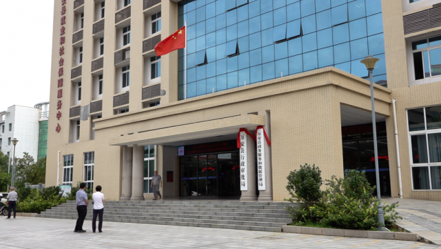 县行政审批局揭牌成立，开启“互联网+数据服务”新篇章